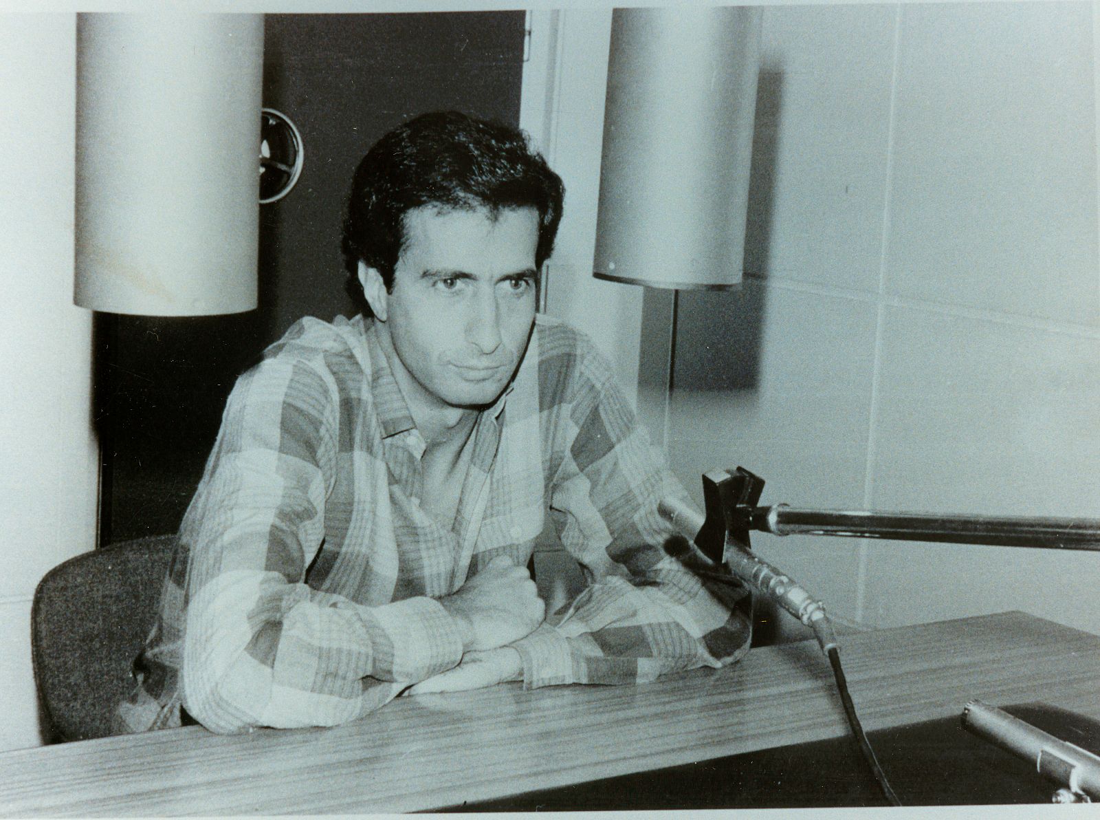 Fernando Argenta delante de los micrófonos