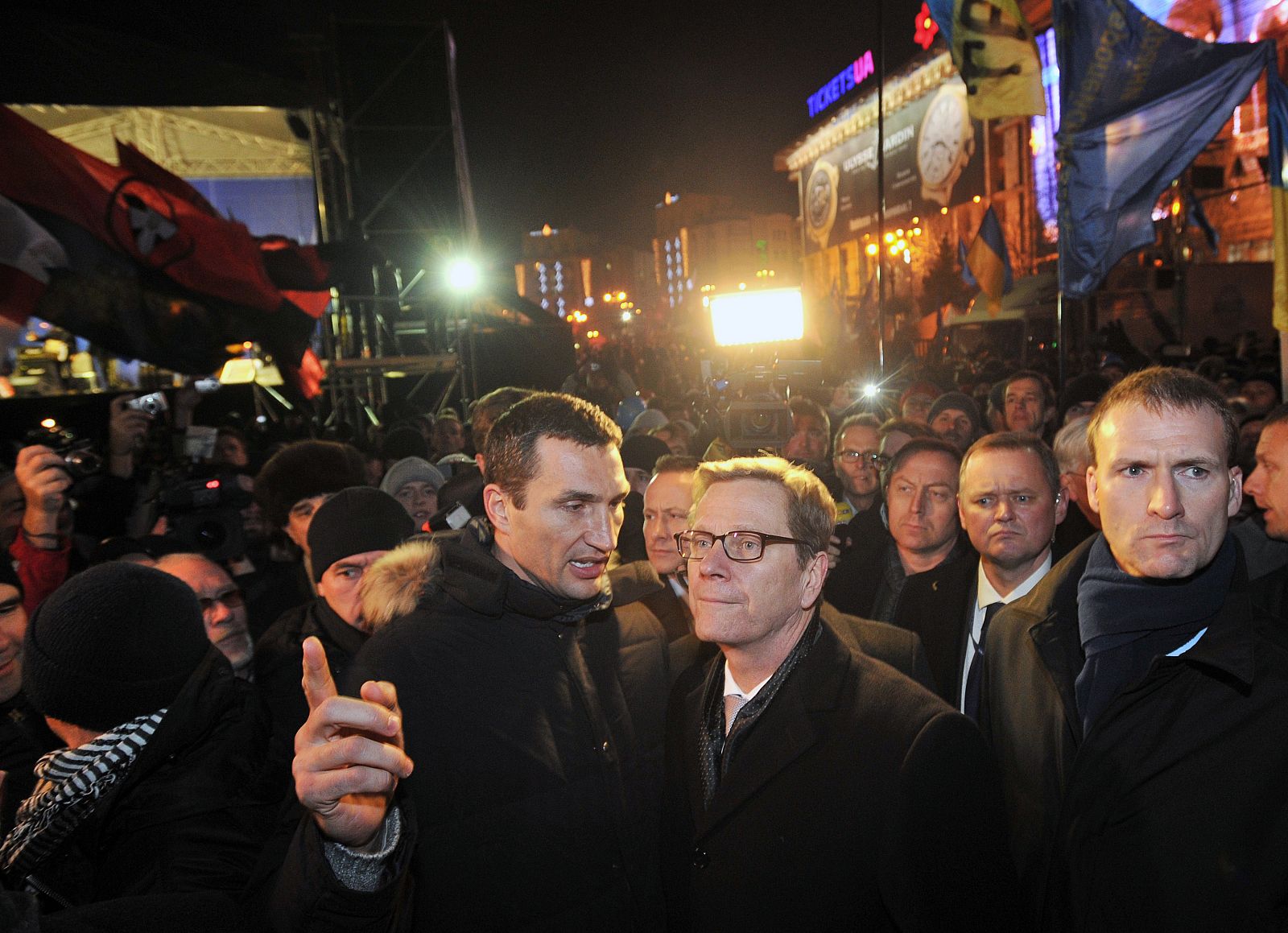 El ministro de Exteriores de Alemania, Westerwelle, con los manifestantes proeuropeos en Kiev