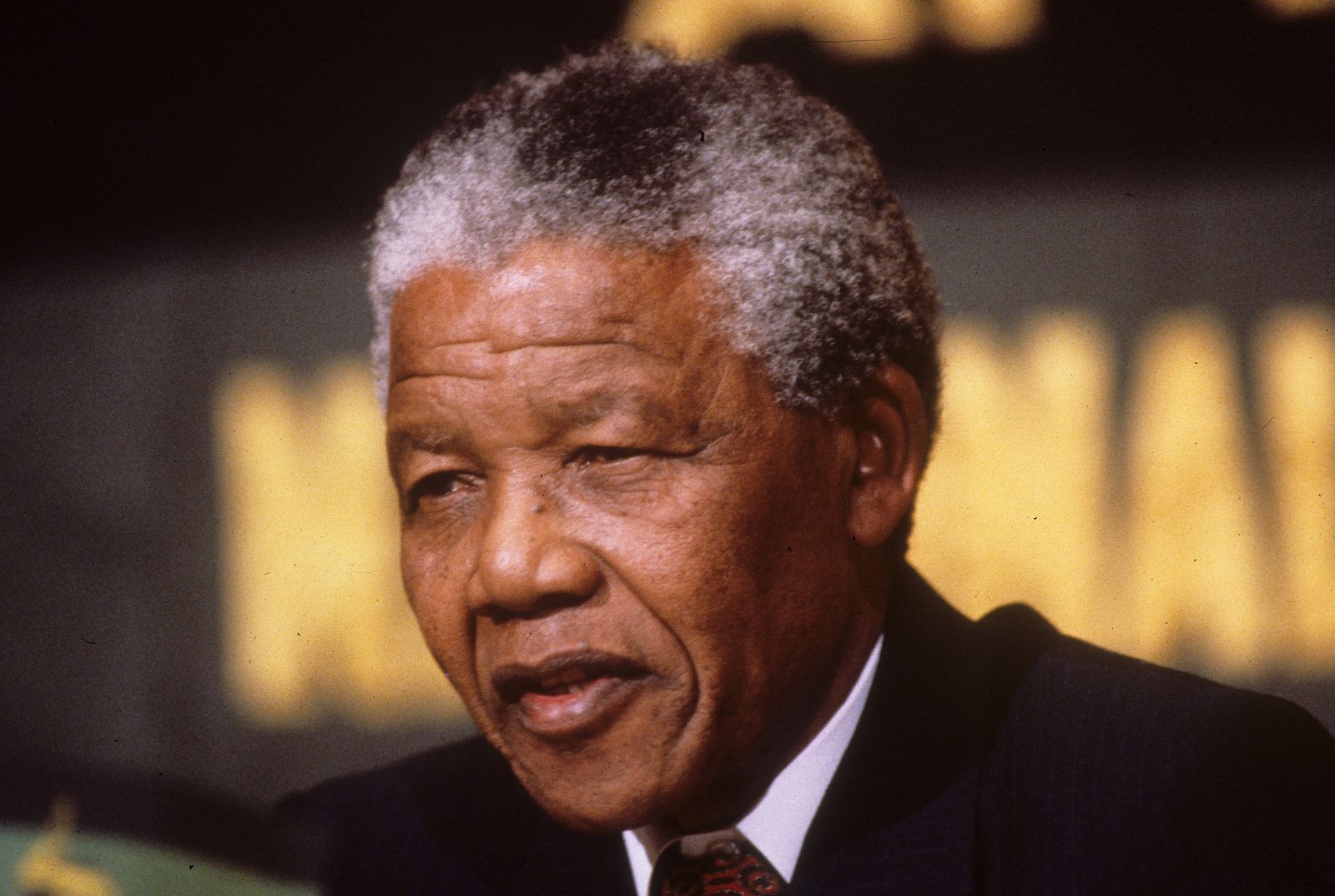 Mandela en una imagen de los años 90, liderando el CNA,  en su lucha por una democracia multirracial en Sudáfrica