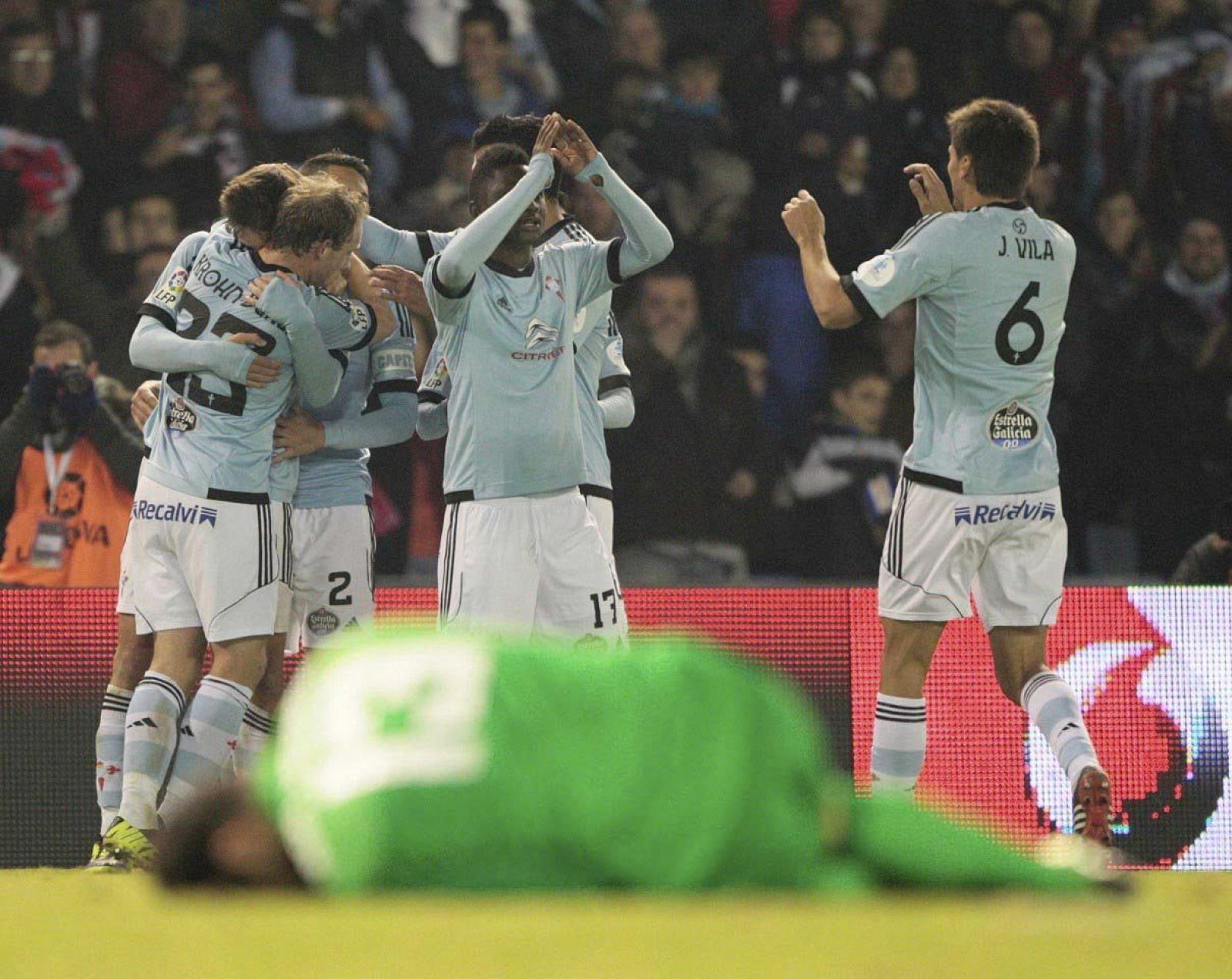 Los jugadores del Celta celebran el gol del equipo gallego.