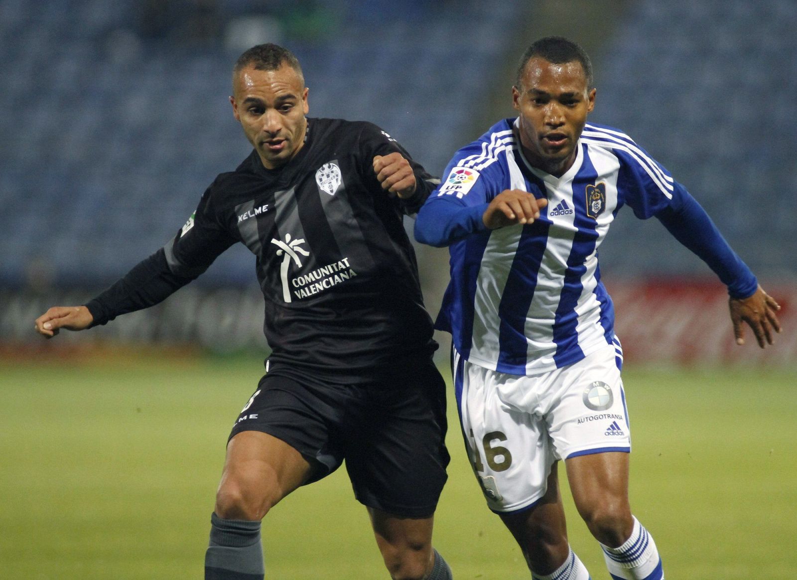 Imagen de Araujo (d) y Nabil El Zhar durante el encuentro.