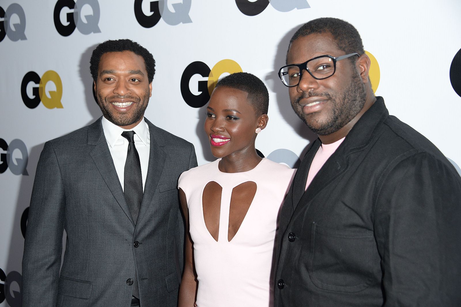 Steve McQueen (d), director de '12 años de esclavitud', junto a los actores Chiwetel Ejiofor (i) y Lupita Nyong'o  (c).