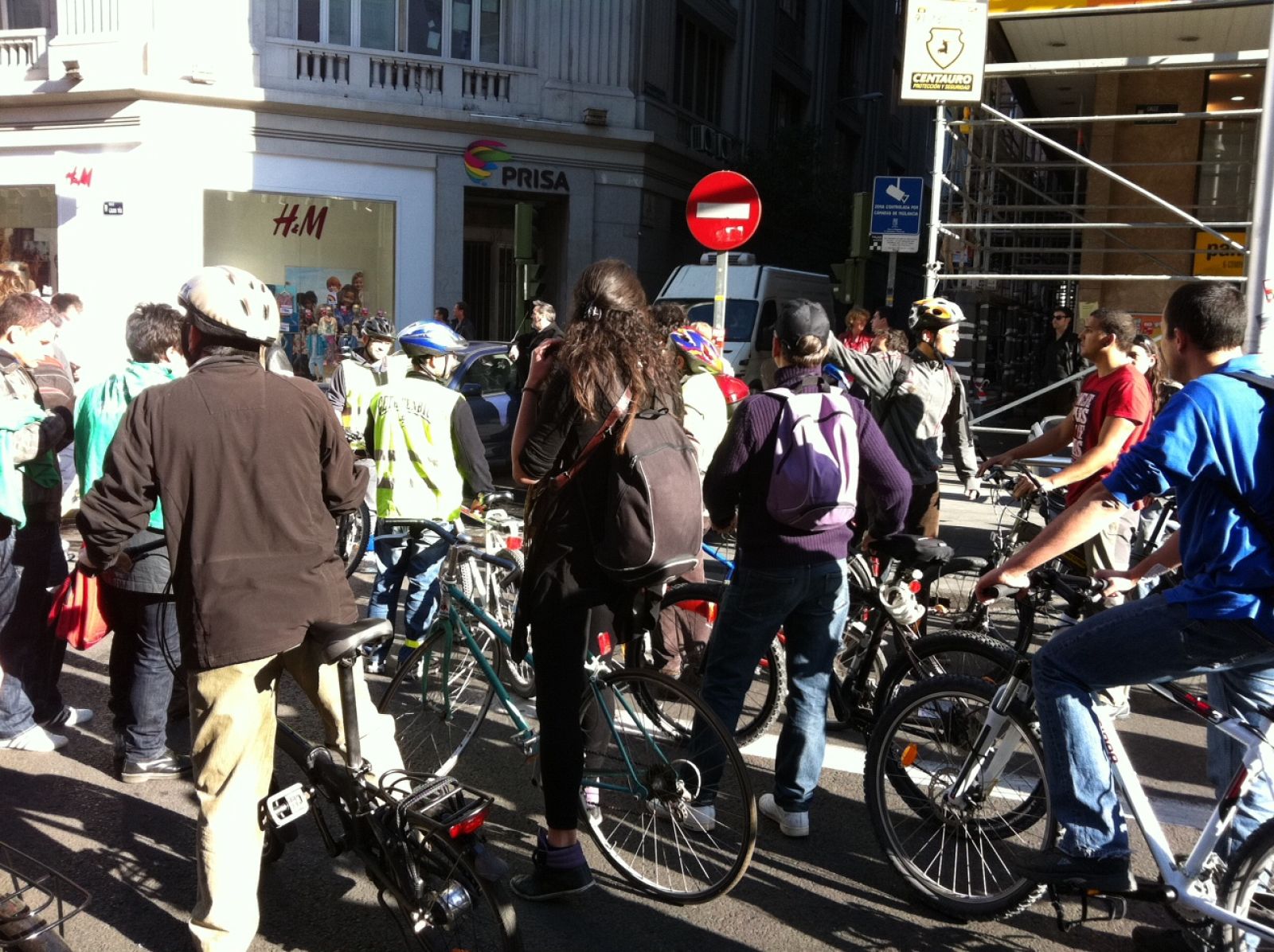 Un grupo de ciclistas parados en la Gran Vía madrileña durante la huelga