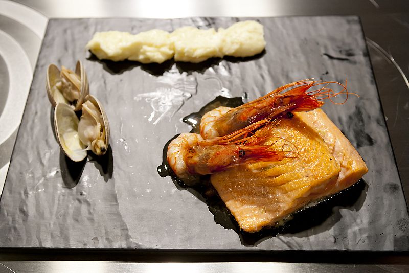 Salm�n con gambas, almejas y pur� de patatas