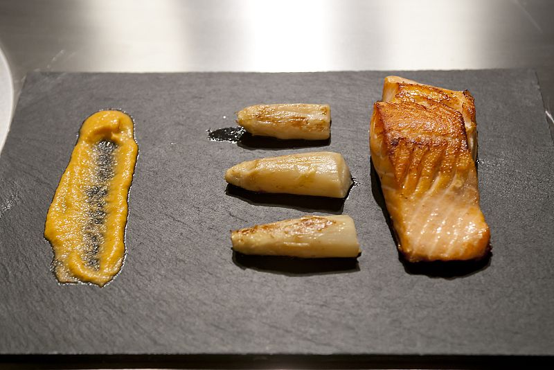 Salm�n con esp�rragos y salsa americana