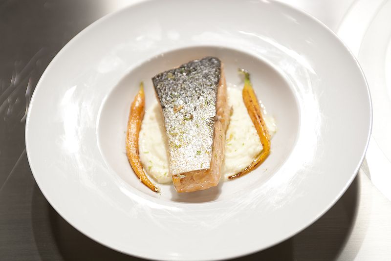 Salm�n plancha con crema de queso y zanahorias baby