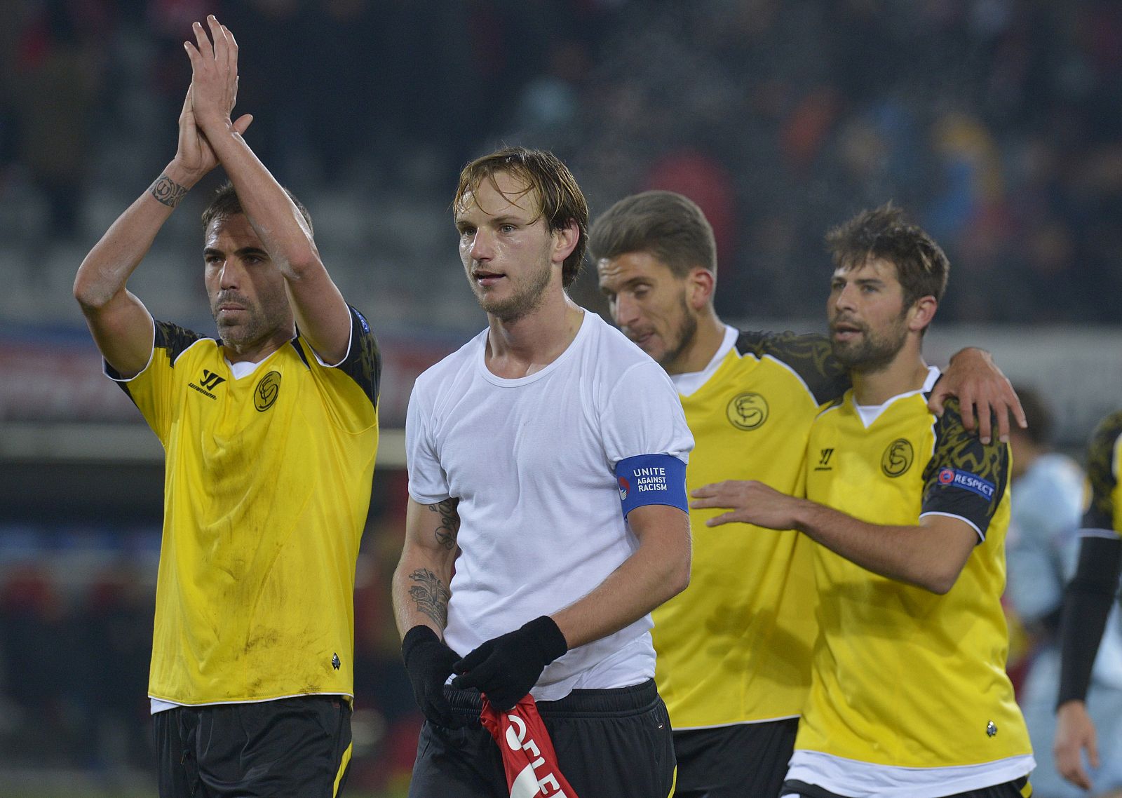 Los jugadores del Sevilla abandonan el campo después de vencer al Friburgo.