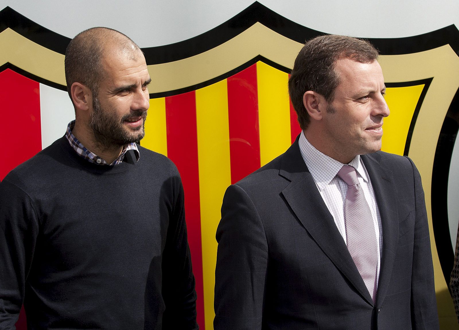 El presidente del FC. Barcelona, Sandro Rosell, y el entrenador Pep Guardiola, tras la renovación del técnico por un año.