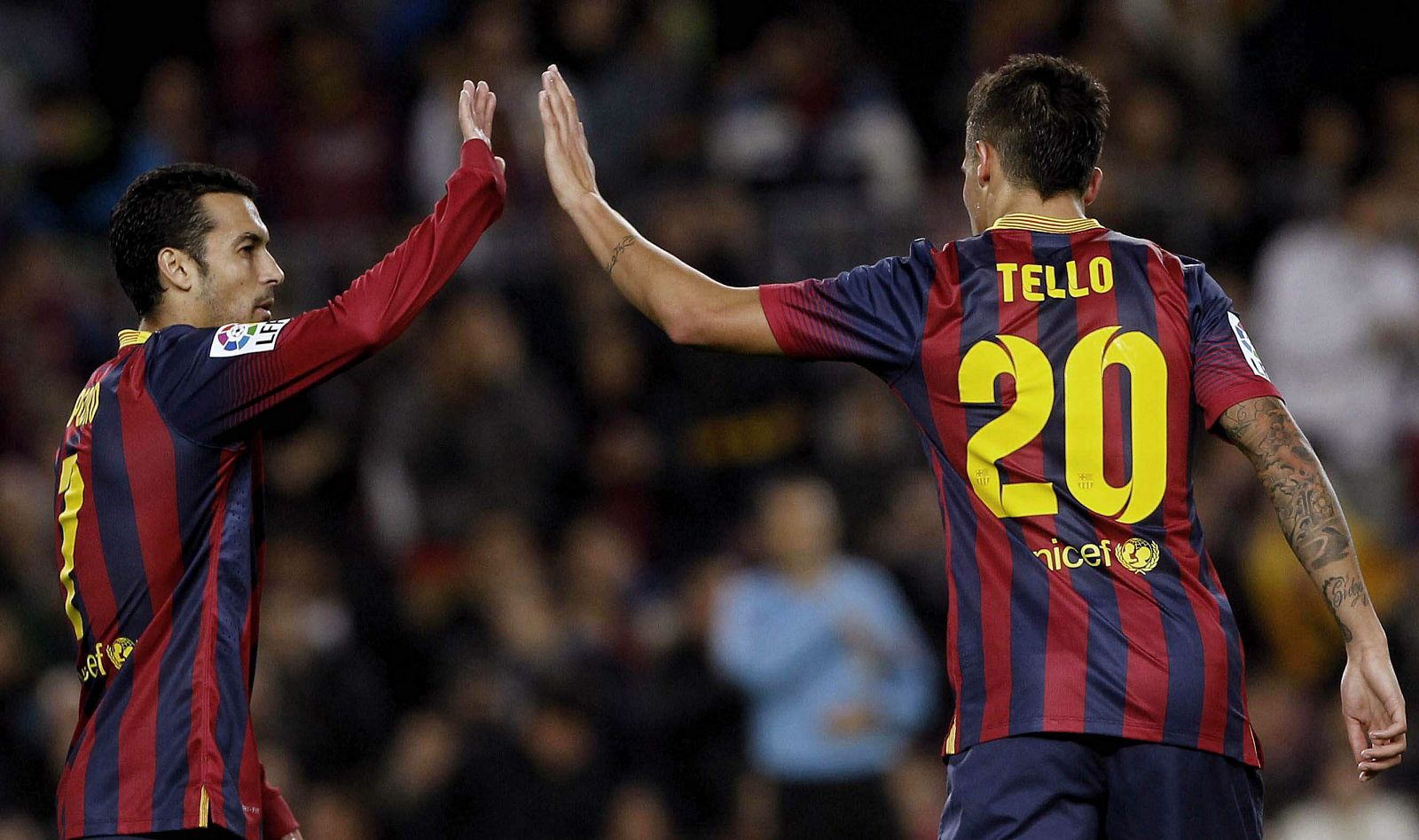 Pedro (i) felicita a Tello tras marcar el segundo gol ante el Cartagena.