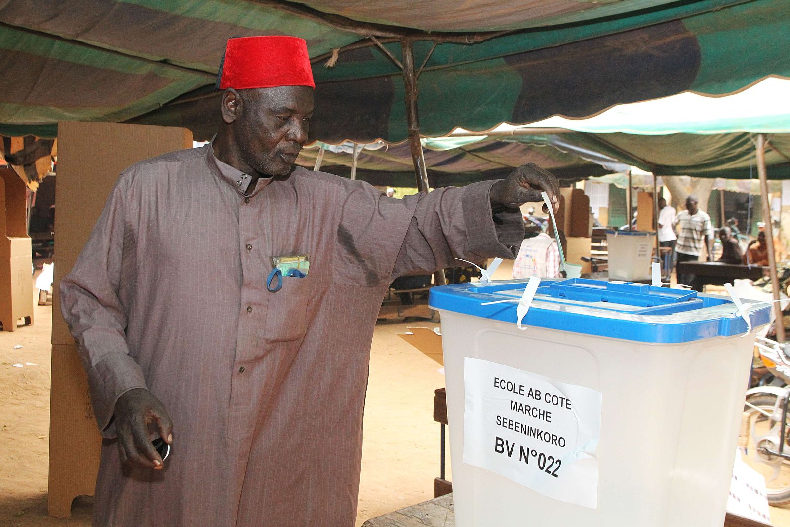 Un hombre vota en las elecciones legislativas de Mali, el 15 de diciembre