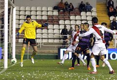 Adrián lidera el pase a octavos del Rayo ante un mermado Valladolid