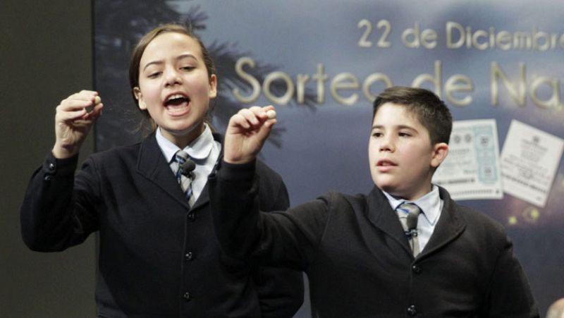 Los dos cuartos premios de la Lotería de Navidad, el 67.065 y el 79.800, muy repartidos