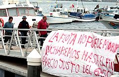 La flota de bajura se une a los paros de los pescadores por el precio del combustible