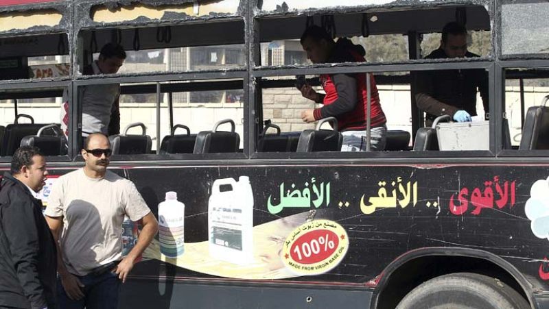 Un muerto y cuatro heridos en Egipto al estallar un artefacto al paso de un autobús 