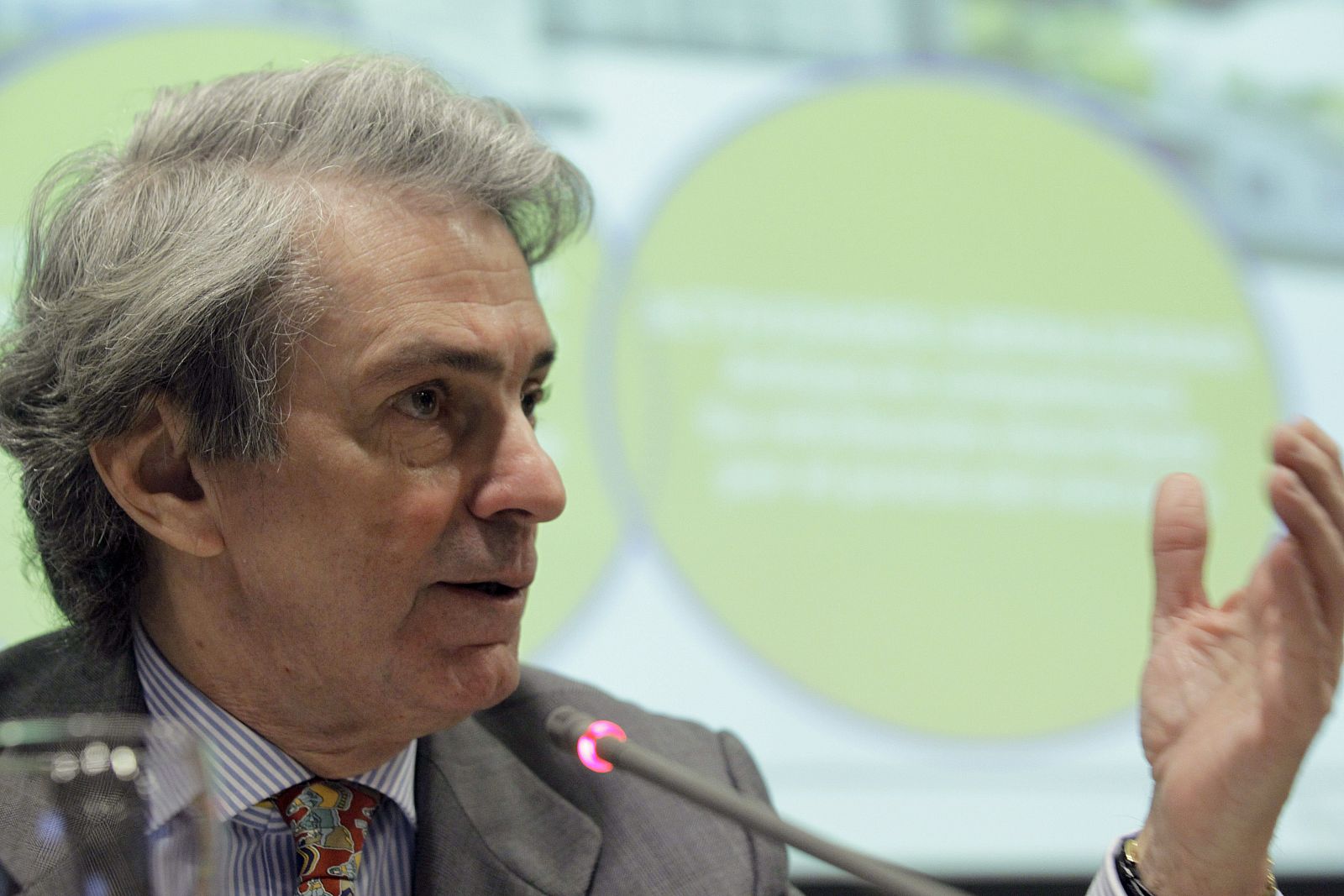 El presidente de Unesa, Eduardo Montes, durante su intervención en un desayuno informativo organizado en Madrid por la Asociación de Periodistas de Información Económica