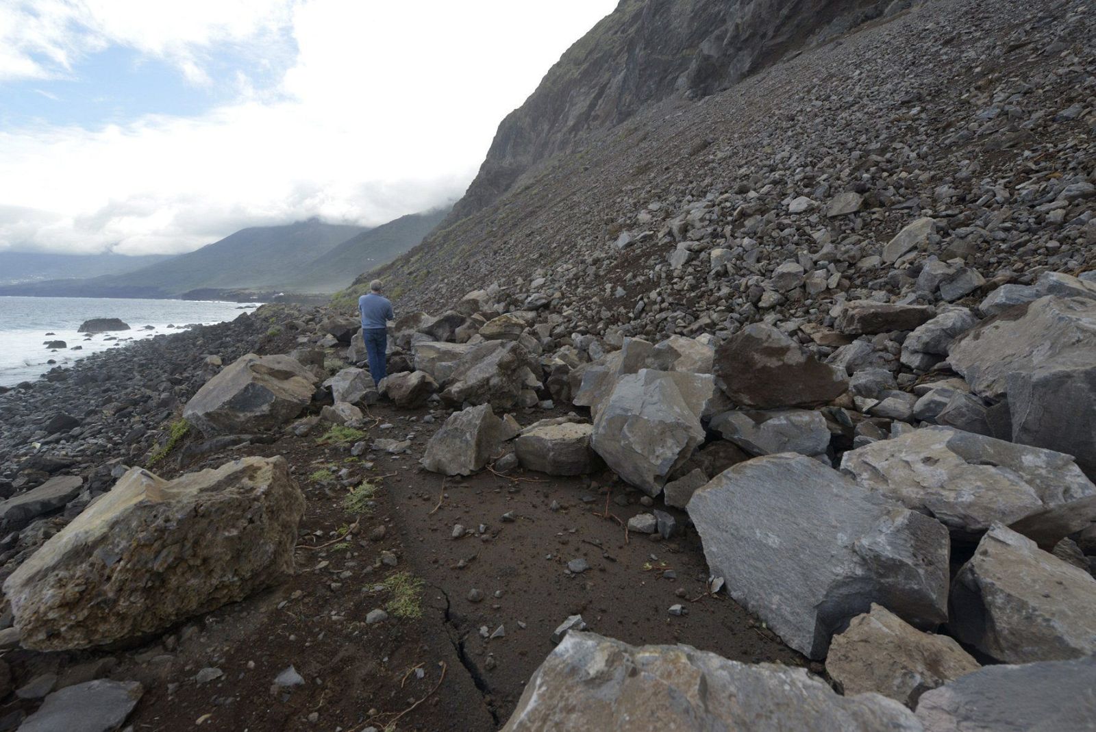 Daños del terremoto del viernes 27 de diciembre en la carretera de Arenas Blancas (El Hierro).