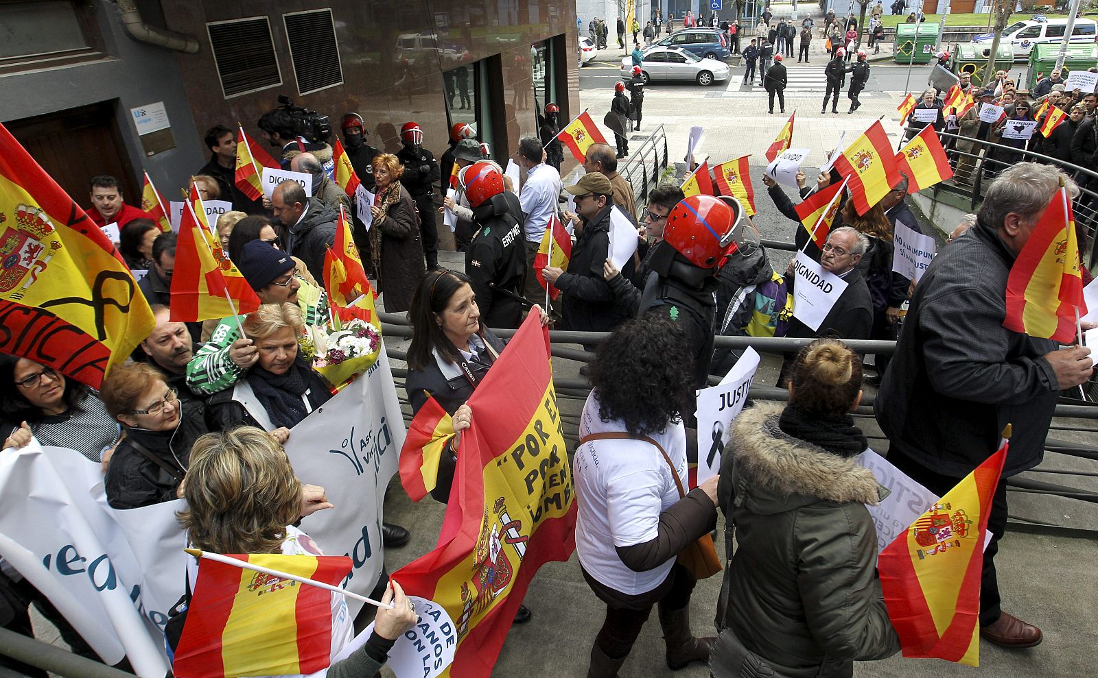 Manifestación de la Asociación de Víctimas del Terrorismo en homenaje a asesinados por ETA