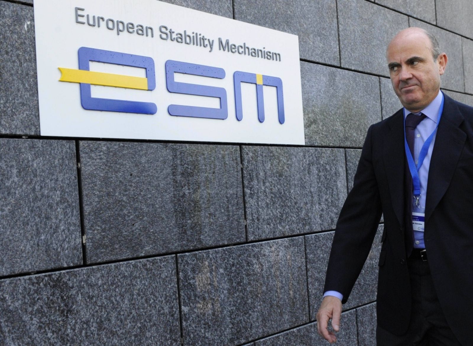 De Guindos, a la entrada de la sede del MEDE