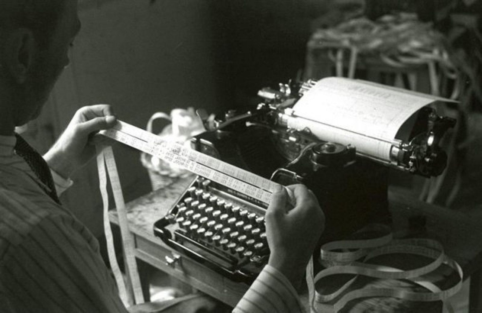 Los antiguos teletipos en una redacción de EFE en el extranjero