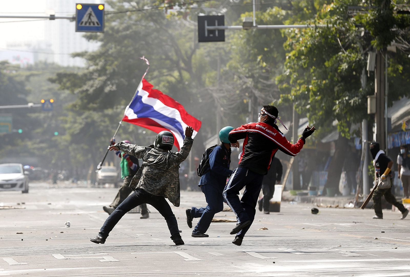 UN POLICÍA Y DECENAS DE MANIFESTANTES HERIDOS EN LAS PROTESTAS EN BANGKOK
