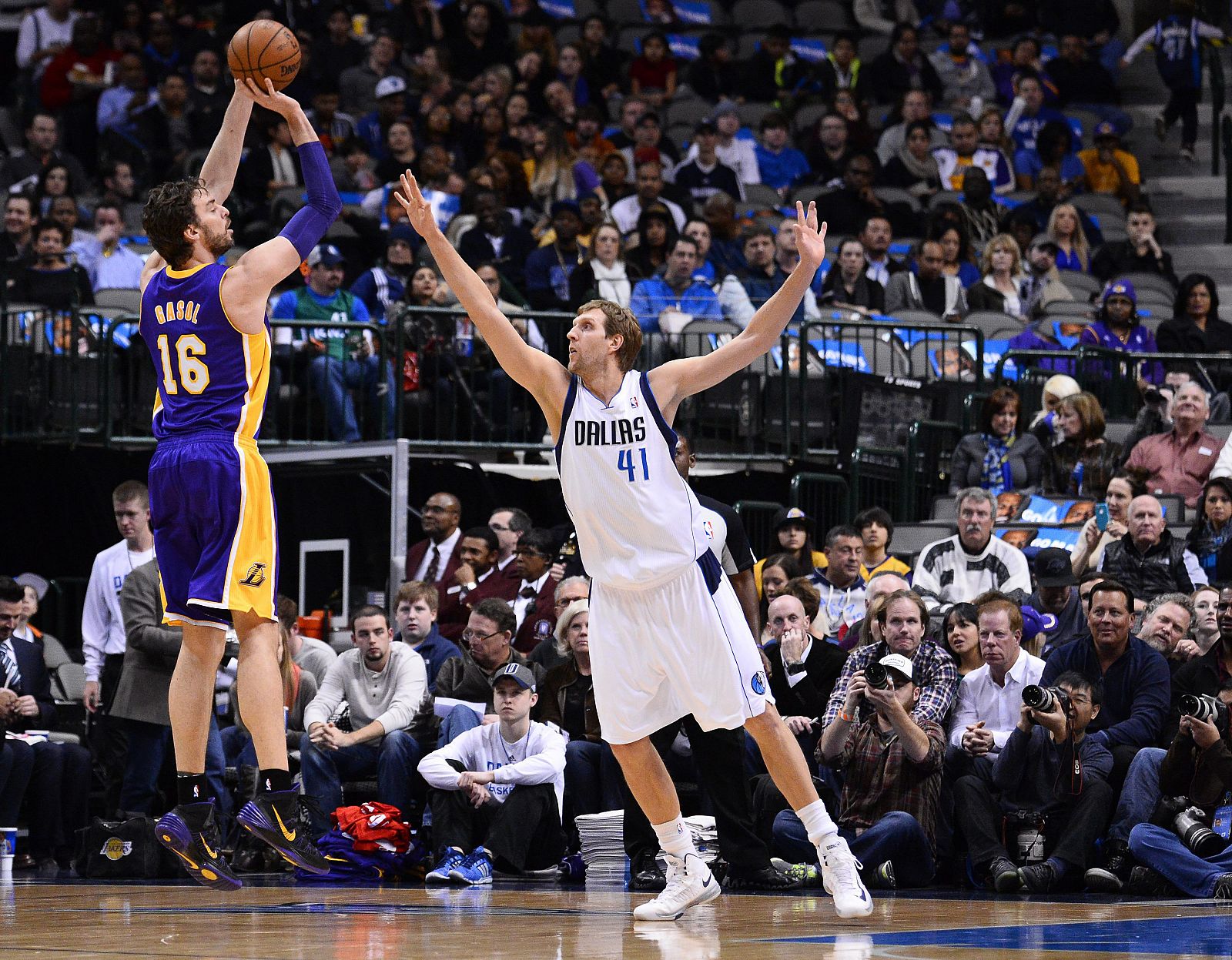 Pau Gasol (i) de Los Ángeles Lakers lanza el balón ante el alemán Dirk Nowitzki (d) de Dallas Mavericks.