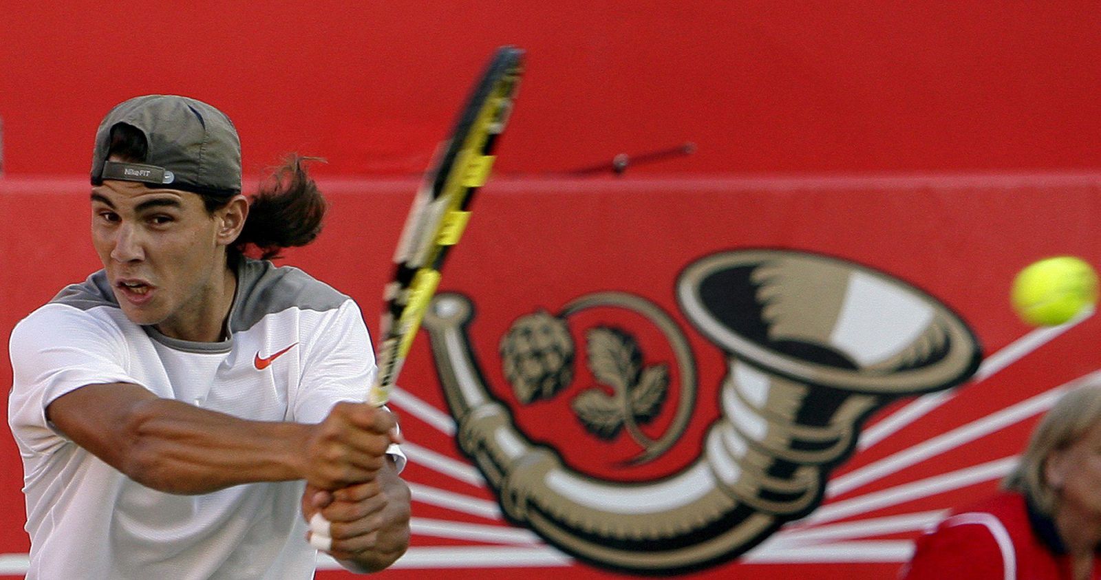 Nadal también vence en hierba