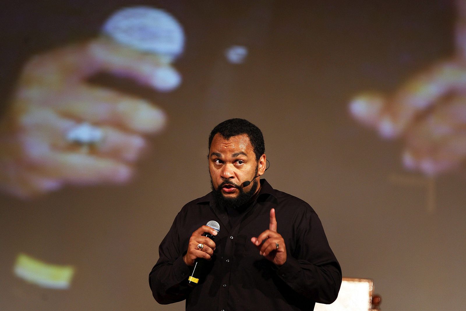 El polémico cómico francés Dieudonné durante una actuación