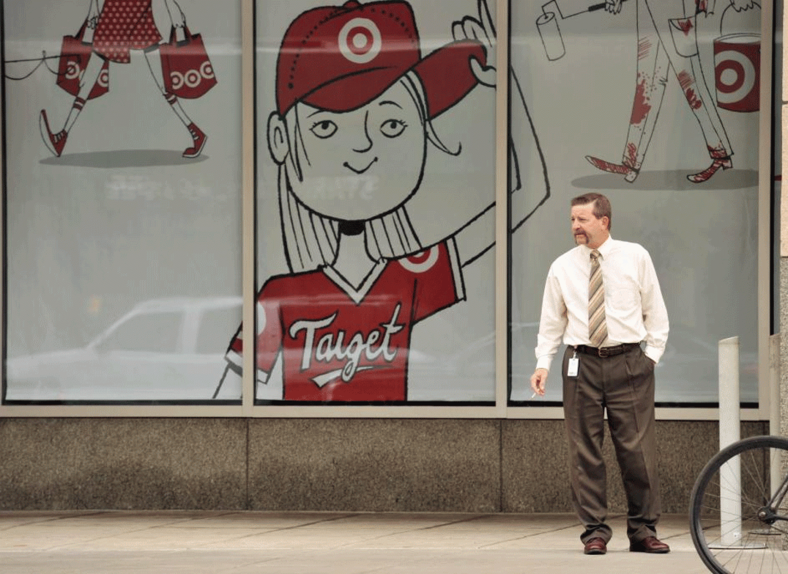 Un empleado de Target en las afueras de una de las tiendas en EE.UU.