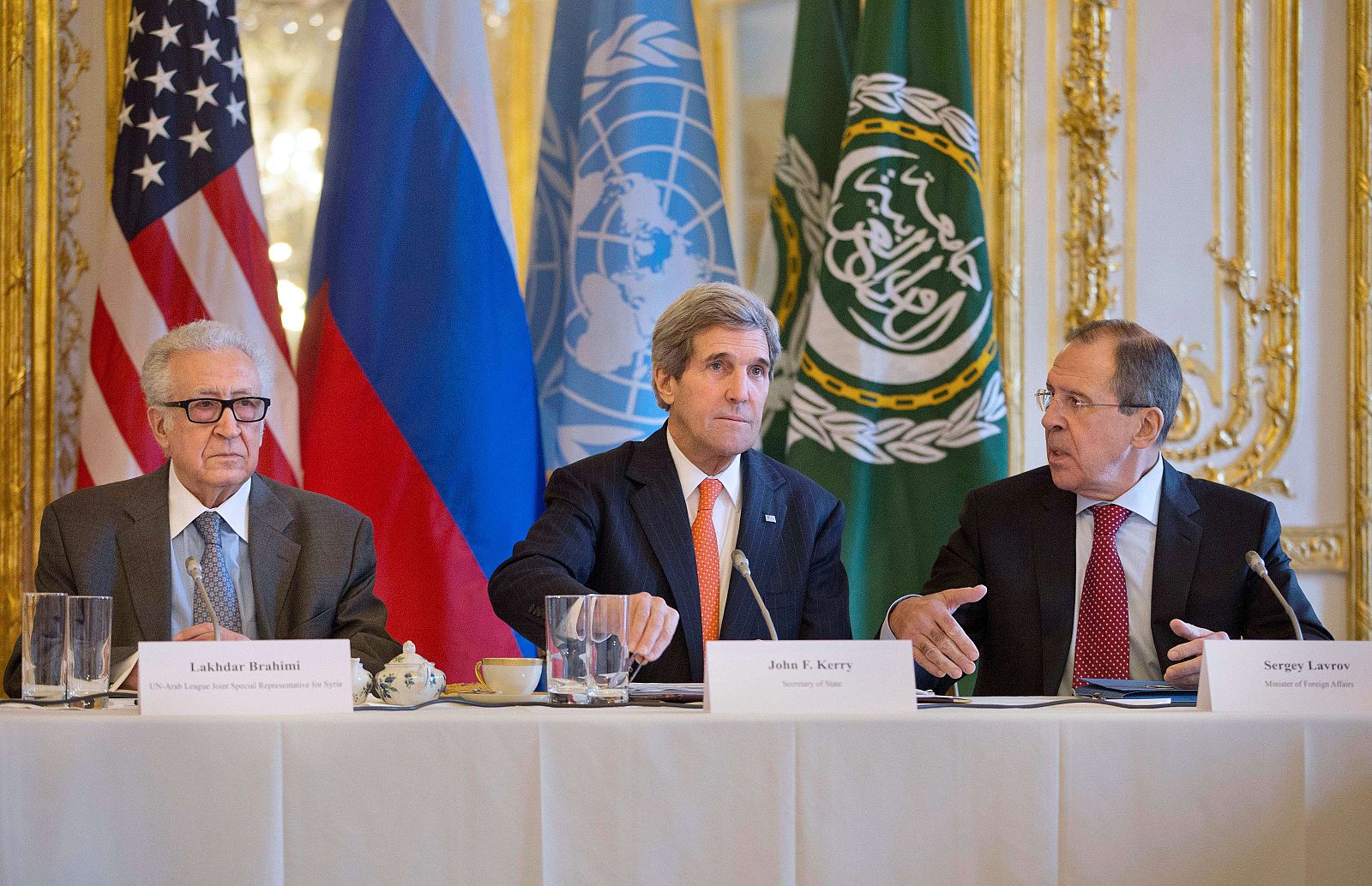 El secretario de Estado, John Kerry (centro), entre el ministro ruso de Exteriores, Serguei Lavrov (derecha) y el enviado de la Liga Árabe y la ONU para Siria, Lajdar Brahimi (izquierda), en París