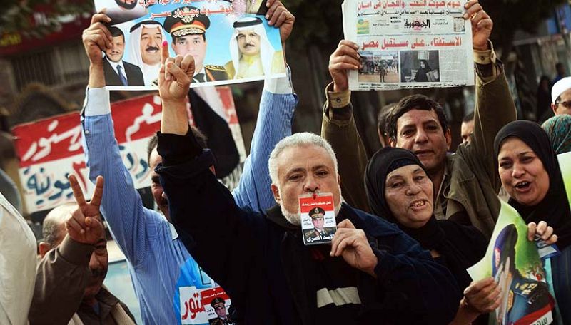 Egipto vota la Constitución entre muestras de apoyo al Ejército y protestas islamistas