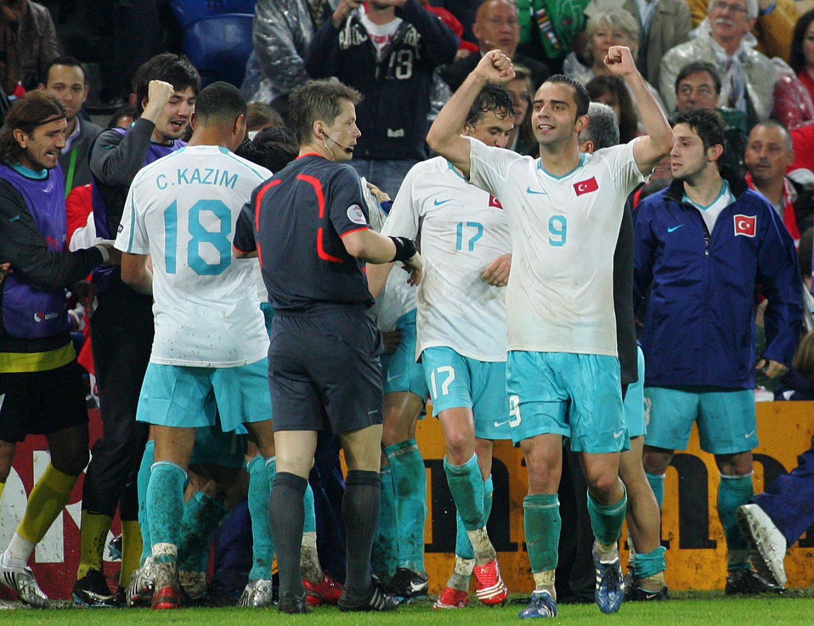 Los jugadores de Turquía Semih Sentuerk y Tuncay Sanli  celebran la remontada ante Suiza.