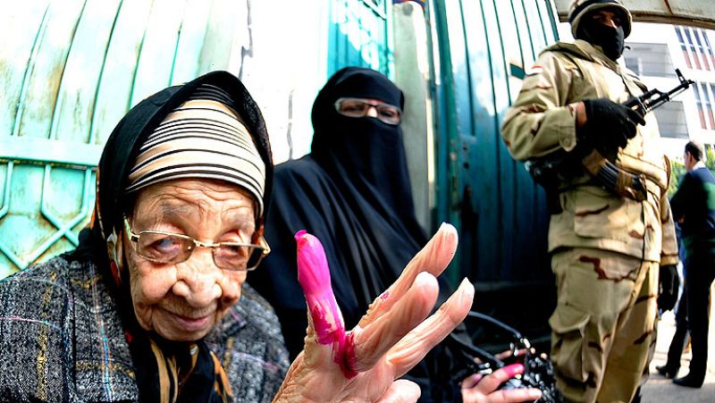 Más del 90% de los votantes habrían apoyado la Constitución egipcia, según la agencia oficial