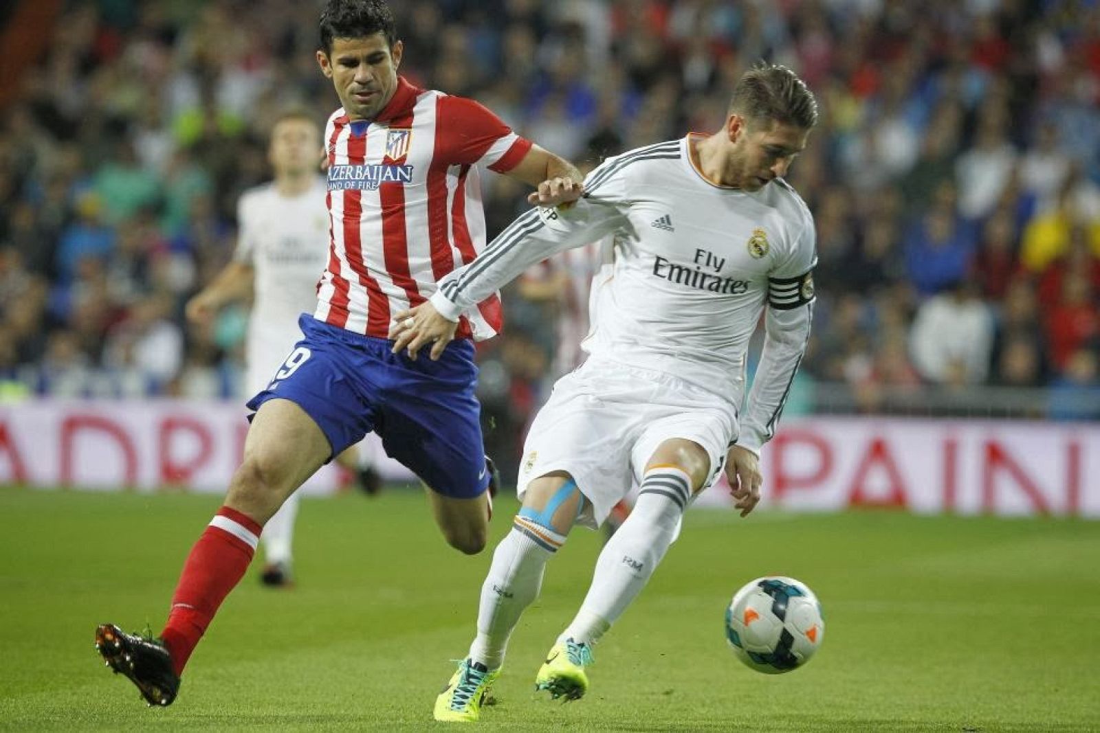 Diego Costa pugna con Sergio Ramos por un balón.