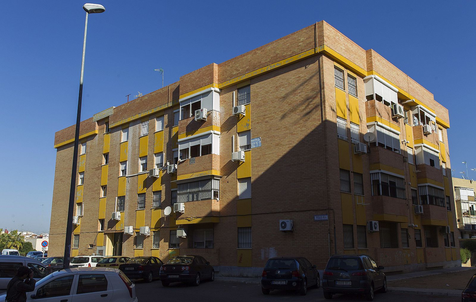 Edificio en la localida de Alclá de Guadaíra donde vivía el matrimonio fallecido y sus dos hijas.