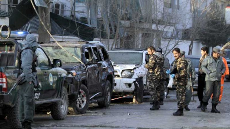 Un ataque suicida mata a 21 personas en Kabul, entre ellas tres miembros de la ONU y uno del FMI