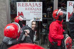Detenidos dos huidos de Segi tras reaparecer en Vitoria encadenados a un balcón