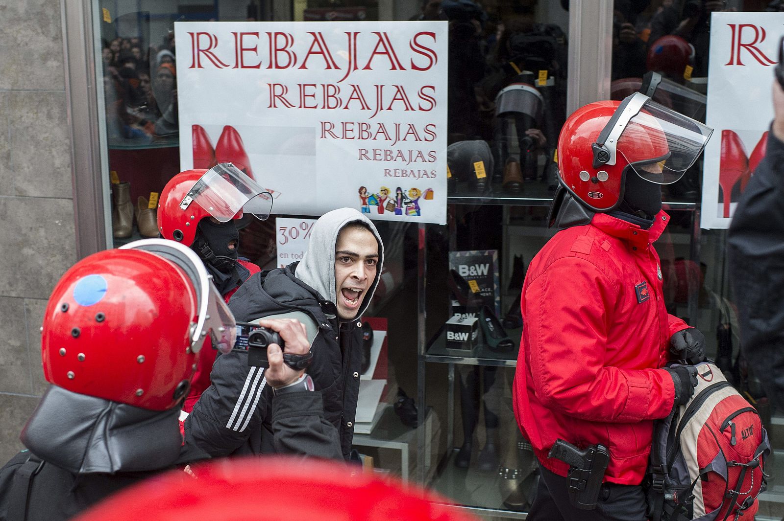 Unai Ruiz (c), miembro de la organización juvenil ilegalizada Segi, es detenido por la Ertzaintza