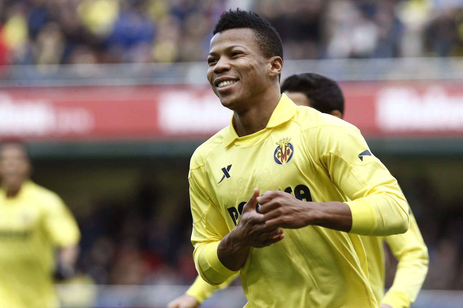 El delantero nigeriano del Villarreal, Ikechuwku Uche, celebra el gol conseguido.