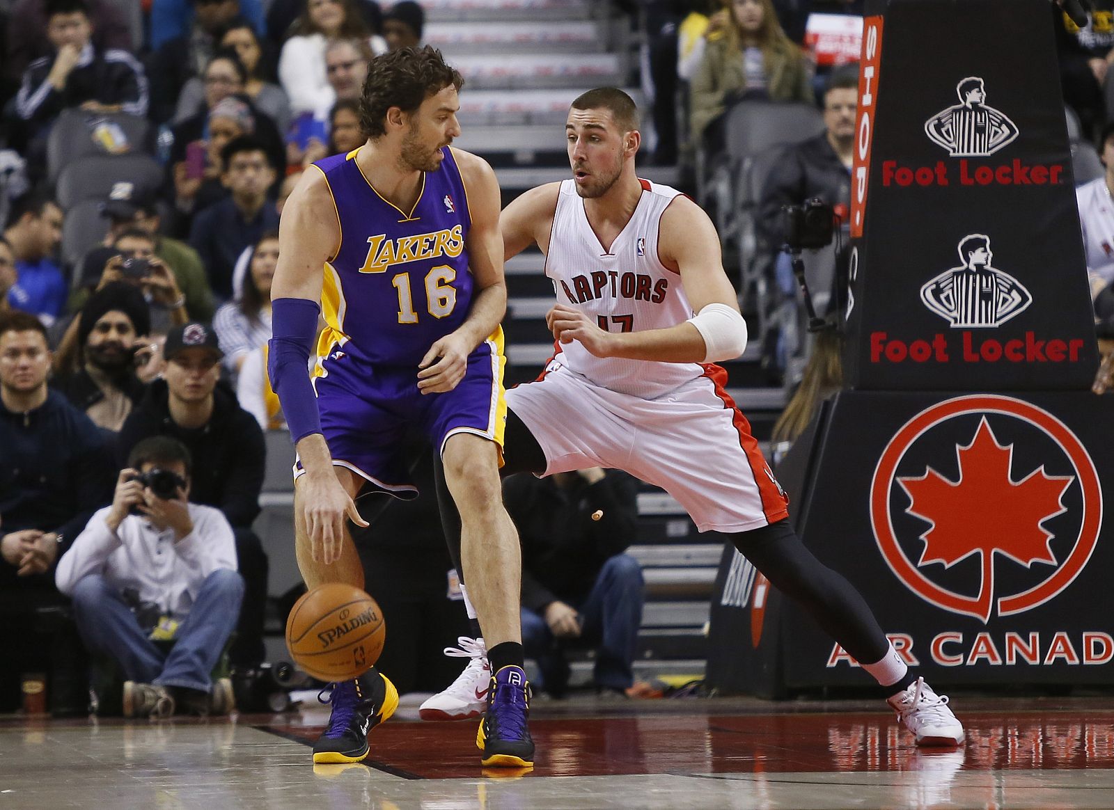 Pau Gasol es defendido por Jonas Valanciunas durante el partido.