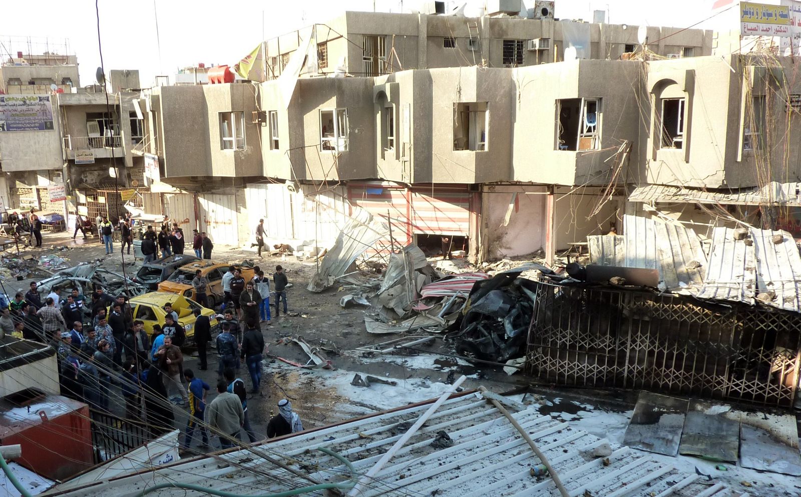 Daños causados por la explosión de un coche bomba en Al Yadida, Bagdad