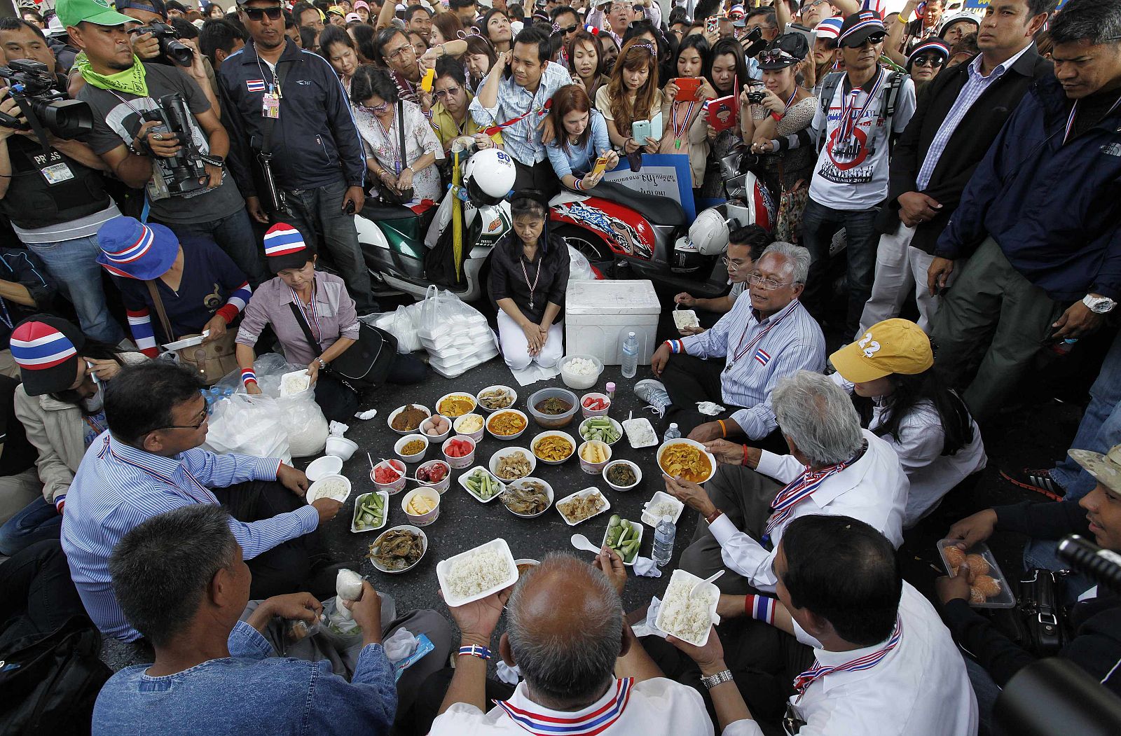 El líder de las protestas antigubernamentales, Suthep Thaugsuban, durante la marcha en Bangkok central el pasado martes.