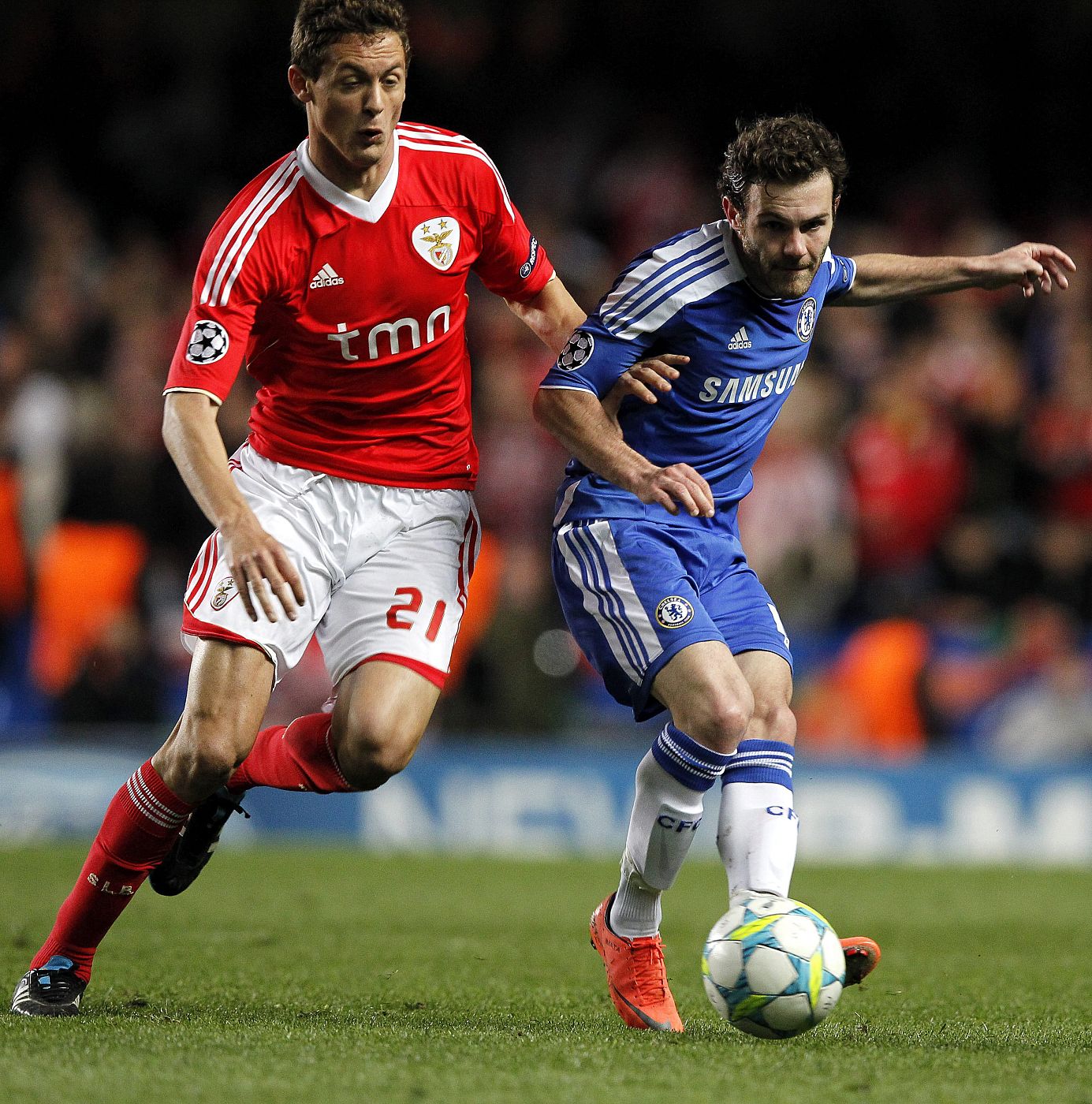 El español Juan Mata, a la derecha, con el serbio del Benfica Nemanja Matic en un partido reciente