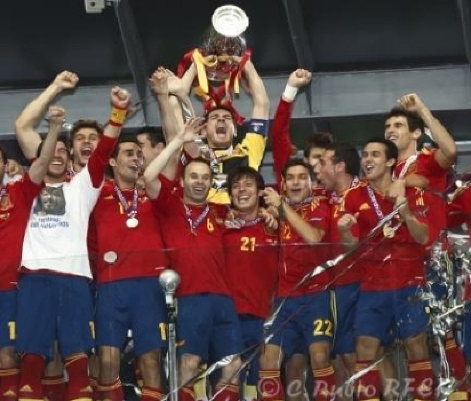 Los jugadores de la selección española levantan el trofeo de la Eurocopa 2012.