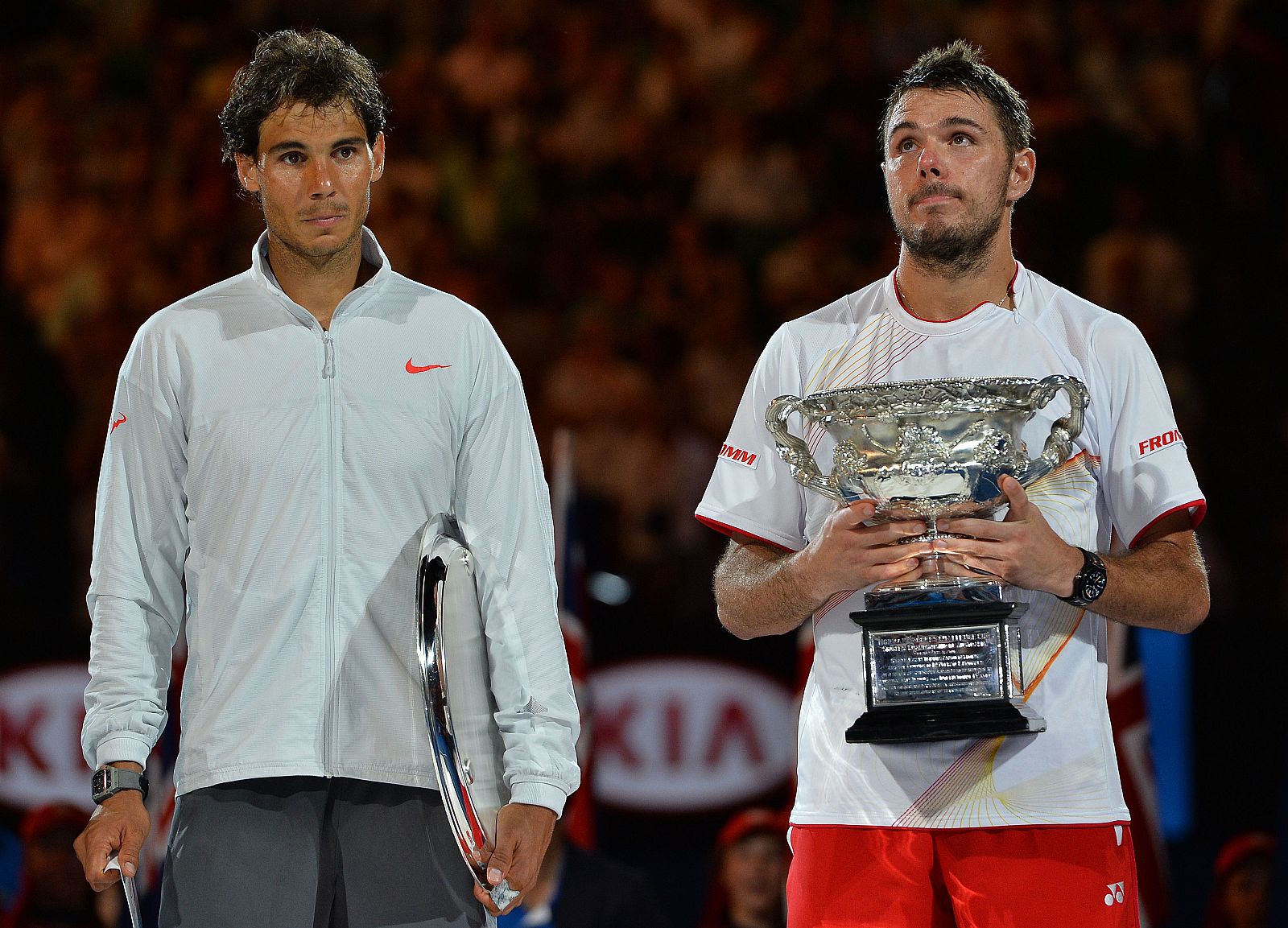 Wawrinka posa con el trofeo de vencedor del Open de Australia junto a Nadal