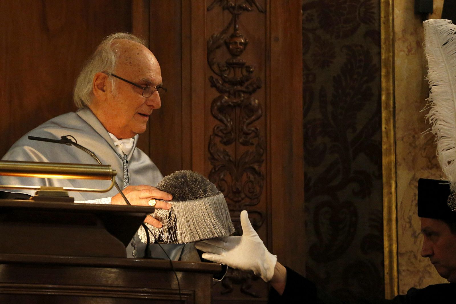 Carlos Saura  durante la ceremonia en la que ha sido investido doctor honoris causa por la Universidad Complutense, a propuesta de la Facultad de Ciencias de la Información.