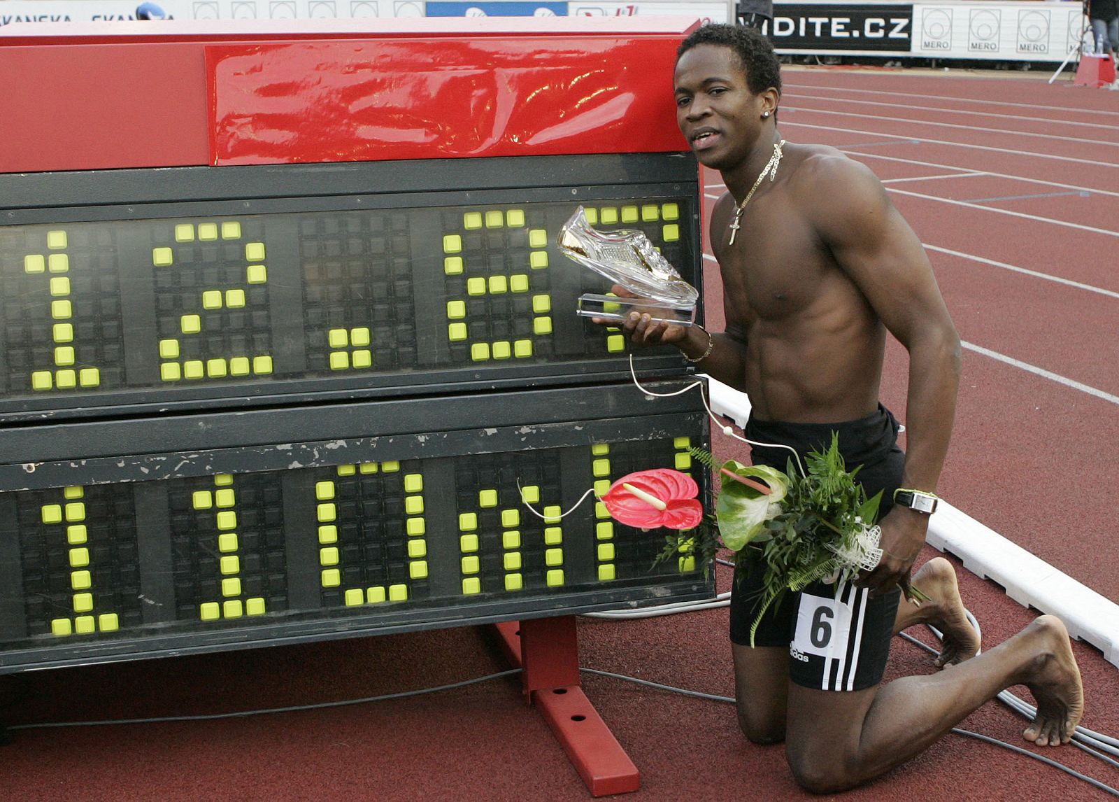 Dayron Robles posa con el marcador de su récord de los 110 metros vallas