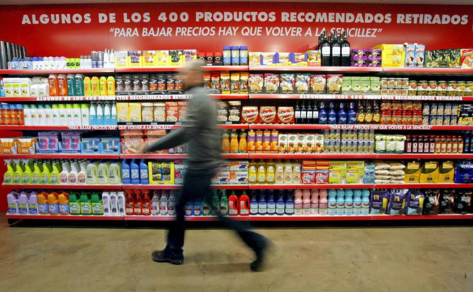 Un cliente pasa por un pasillo de un establecimiento de alimentación