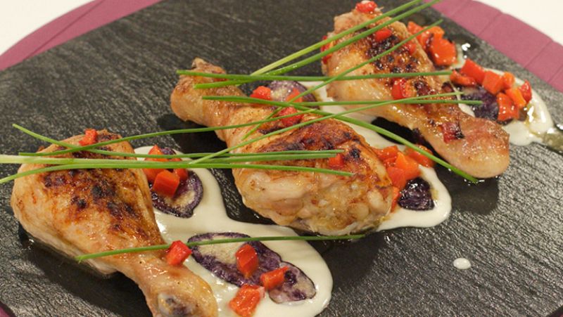 Jamoncitos de pollo con crema de cebolla y chip moradas