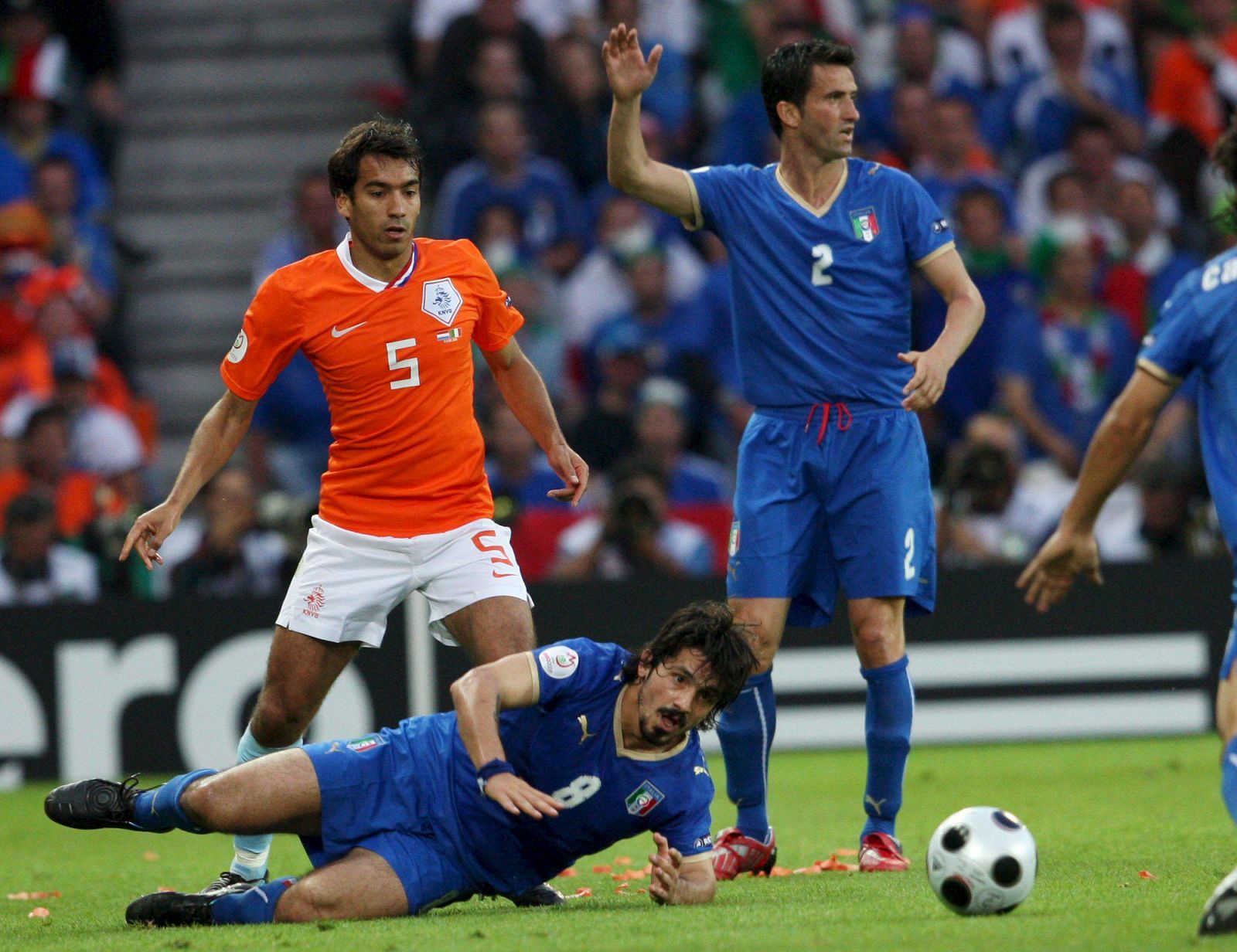 El jugador italiano, Gennaro Gattuso, cae al suelo en el partido disputado contra Holanda.