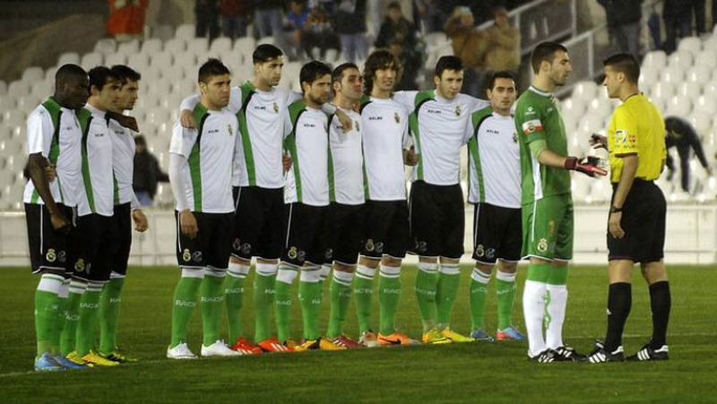 Los jugadores del Racing se plantan en el césped y el árbitro suspende el partido
